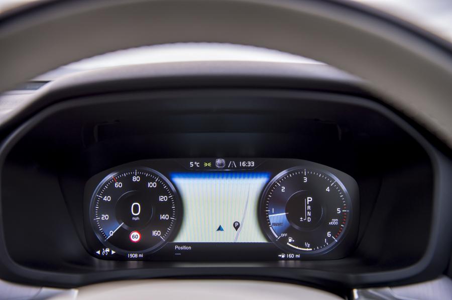 Панель приборов Volvo V60 D4 Cross Country 2019 года  (UK) (фото 9 из 43)
